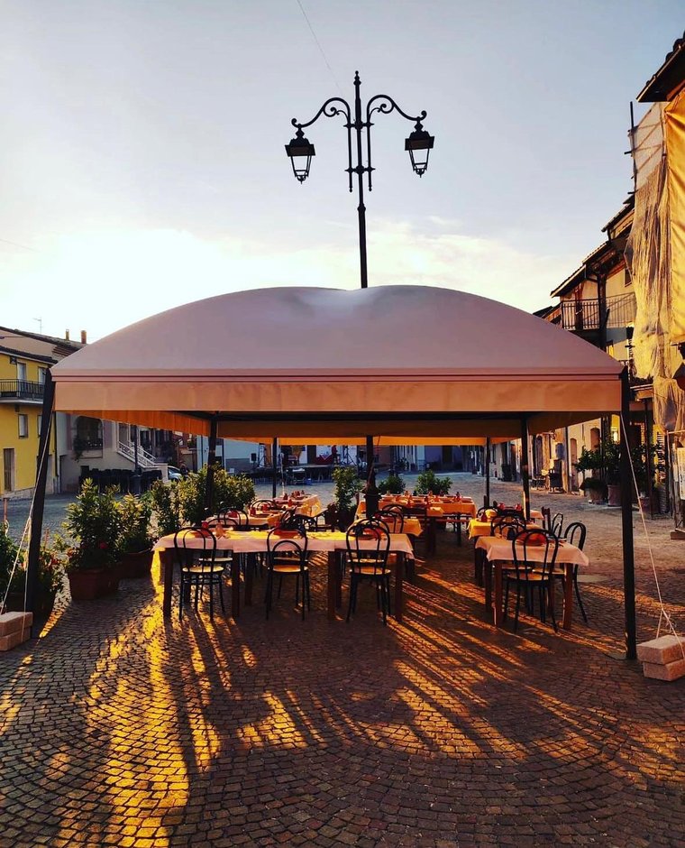 I tavoli all'aperto in piazza, al tramonto
