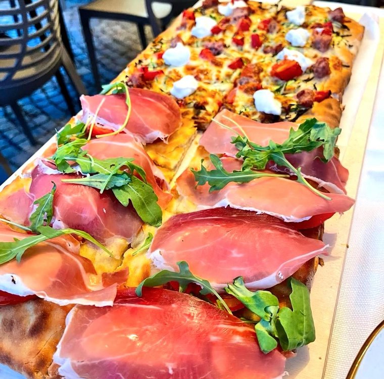 I titolari con la pizza in pala appena sfornata